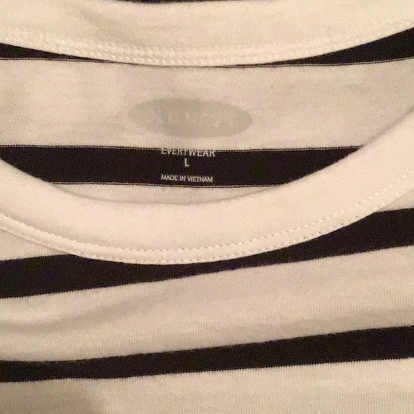 Old Navy Graphic Tee - Picture 6 of 6